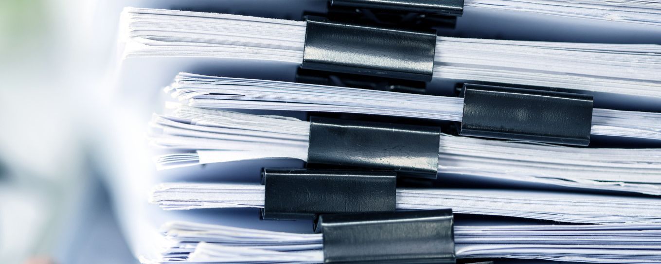 Ein Stapel Dossiers liegt auf einem Tisch