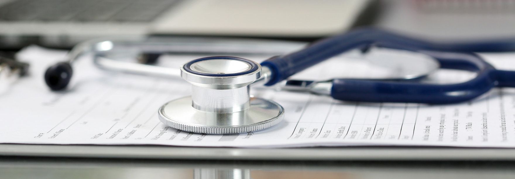 Stethoskop liegt auf Patientendossier